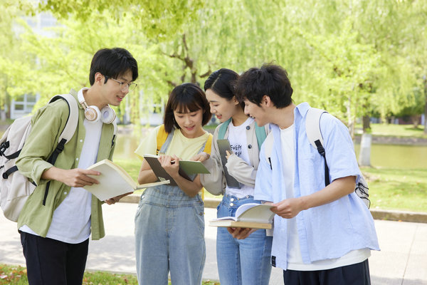 汕头大学在职研究生费用是多少，学费是按年交还是一次性？